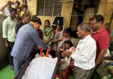 कैबिनेट मंत्री श्री देवांगन पुलिस लाइन कॉलोनी पहुंच कर दी श्रद्धांजलि, शोक संतृप्त परिवार जनों से मुलाकात कर बांटा दुख
