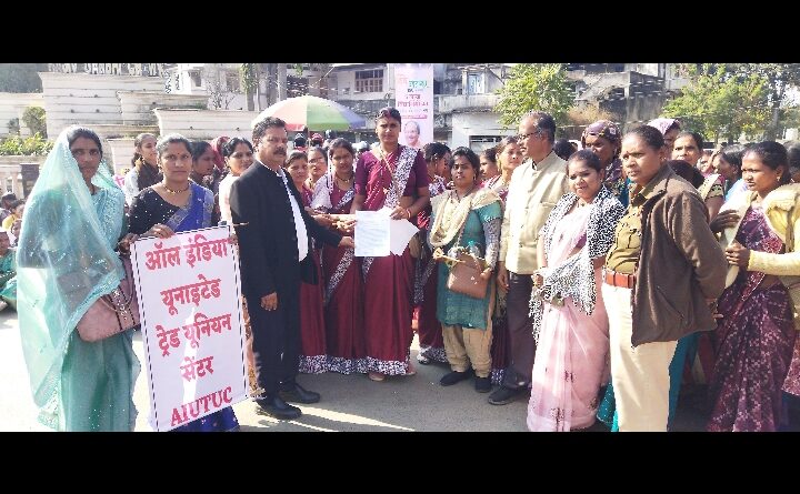 पशु सखी सेंटर की महिलाओं ने रायपुर में दी धरना प्रदर्शन, सांय सरकार की खोली पोल, मात्र 1910 रुपये देकर लेतें हैं काम, वेतनवृद्धि और नियमितीकरण, की मांग