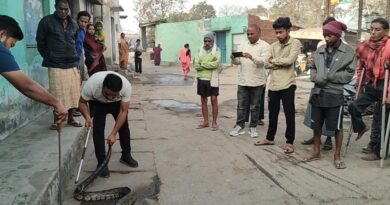 सीतामढ़ी में घर के पाइप लाइन में बैठा विशाल काय अजगर, सुबह उठते ही नजर पड़ी तो देख कर होश उड़ गए जितेंद्र सारथी ने किया सफल रेस्क्यु।