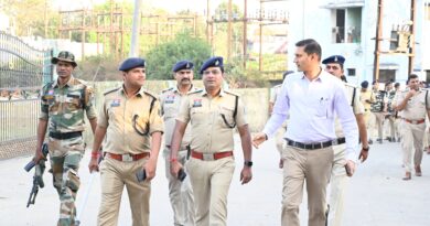 पुलिस ने निकाली फ्लैग मार्च,हुड़दगियों  पर रहेंगी नज़र