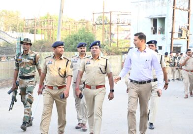 पुलिस ने निकाली फ्लैग मार्च,हुड़दगियों  पर रहेंगी नज़र