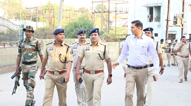 पुलिस ने निकाली फ्लैग मार्च,हुड़दगियों  पर रहेंगी नज़र