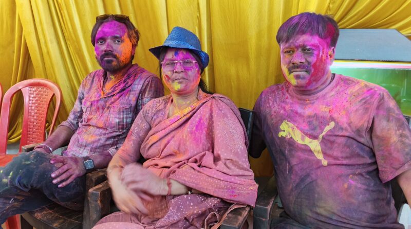 कोरबा नगर निगम के महापौर संजू देवी राजपूत और पूर्व महापौर जोगेश लाम्बा के निवास स्थान में होली की धूम, रंग गुलाल कर दी बधाई