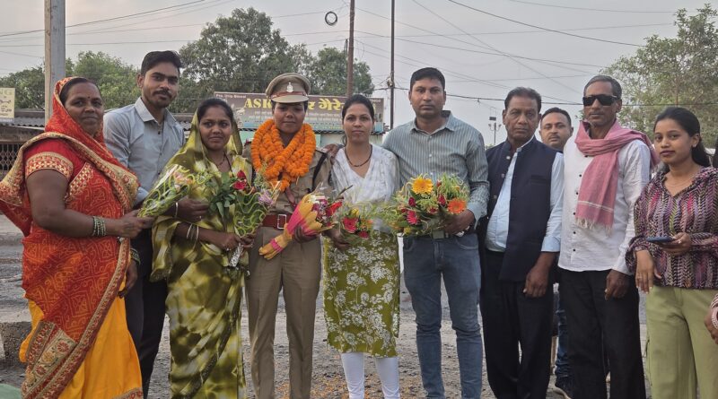 सब इंस्पेक्टर की ट्रेनिंग पूरी कर घर लौटी मजदूर की बेटी रागिनी, पार्षदों समेत वार्डवासियों ने किया गाजे-बाजे के साथ स्वागत