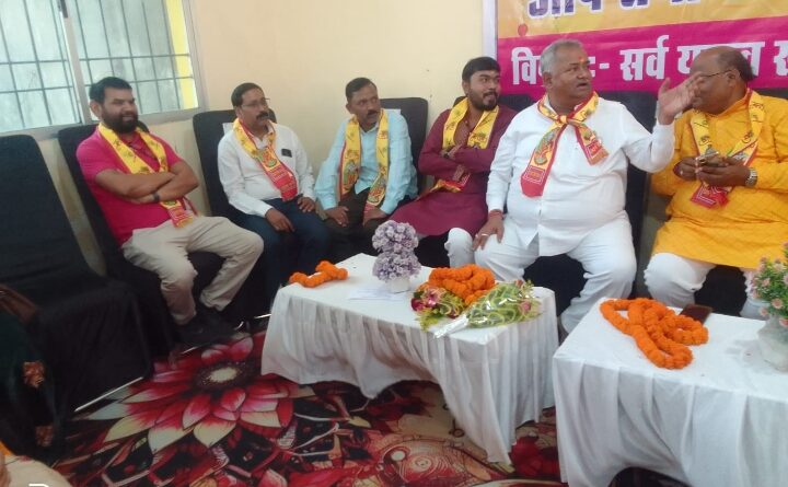 उद्योग मंत्री श्री लखन लाल देवांगन ने सर्व यादव समाज के नवीन कार्यकारिणी को दिलाई शपथ, मेनाव यादव समाज के अध्यक्ष रामायण यादव ने रखी अपनी बात, पदाधिकारीयों ने  दी एक जुटता का परिचय