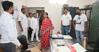 महापौर ने किया निगम कार्यालय साकेत भवन का औचक निरीक्षण, अधिकारी,कर्मचारियों में भय
