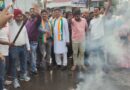 प्रदेश कांग्रेस कमेटी के निर्देश पर प्रदेश कांग्रेस कमेटी के पूर्व कोषाध्यक्ष रामगोपाल अग्रवाल के गिरफ्तारी के विरोध में जिला कांग्रेस कमेटी शहर एवं ग्रामीण के नेतृत्व में शुक्रवार को टीपी नगर चौक में केन्द्र और राज्य सरकार के खिलाफ विरोध प्रदर्शन करते हुए प्रधानमंत्री और मुख्यमंत्री का पुतला जलाया।