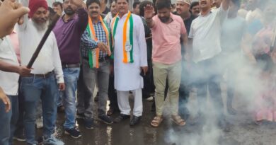 प्रदेश कांग्रेस कमेटी के निर्देश पर प्रदेश कांग्रेस कमेटी के पूर्व कोषाध्यक्ष रामगोपाल अग्रवाल के गिरफ्तारी के विरोध में जिला कांग्रेस कमेटी शहर एवं ग्रामीण के नेतृत्व में शुक्रवार को टीपी नगर चौक में केन्द्र और राज्य सरकार के खिलाफ विरोध प्रदर्शन करते हुए प्रधानमंत्री और मुख्यमंत्री का पुतला जलाया।