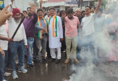 प्रदेश कांग्रेस कमेटी के निर्देश पर प्रदेश कांग्रेस कमेटी के पूर्व कोषाध्यक्ष रामगोपाल अग्रवाल के गिरफ्तारी के विरोध में जिला कांग्रेस कमेटी शहर एवं ग्रामीण के नेतृत्व में शुक्रवार को टीपी नगर चौक में केन्द्र और राज्य सरकार के खिलाफ विरोध प्रदर्शन करते हुए प्रधानमंत्री और मुख्यमंत्री का पुतला जलाया।