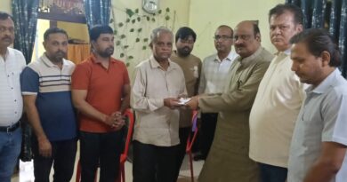 दिवंगत पत्रकार संजय देवांगन के परिजनों से मिले पूर्व मंत्री श्री जयसिंह अग्रवाल, सौंपी 25 हजार रुपये की सहायता राशि