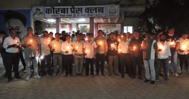 मासूम को न्याय दिलाने सड़कों पर उतरा कोरबा: प्रेस क्लब के आह्वान पर निकला कैंडल मार्च, फास्ट ट्रैक कोर्ट में सुनवाई और फांसी की मांग